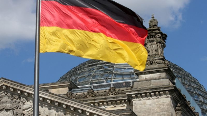 AfD wird Umfrage zufolge vom 74 Prozent der Deutschen als isolierte Rechtspartei angesehen