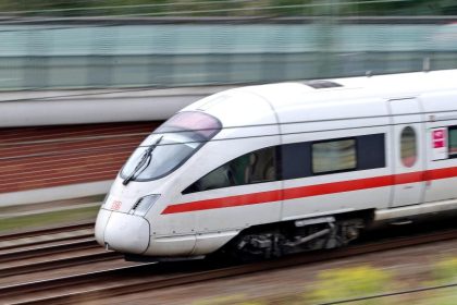 Unbekannte bewerfen Intercity in München mit Schotterstein