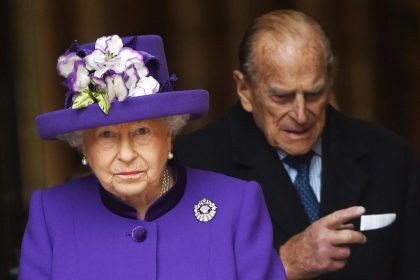 Gerüchte um Gesundheitszustand der Queen sorgen für Medienauftrieb vor Buckingham Palast
