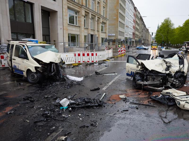 Hamburg: Ein Toter bei Frontal-Crash mit gestohlenem Taxi