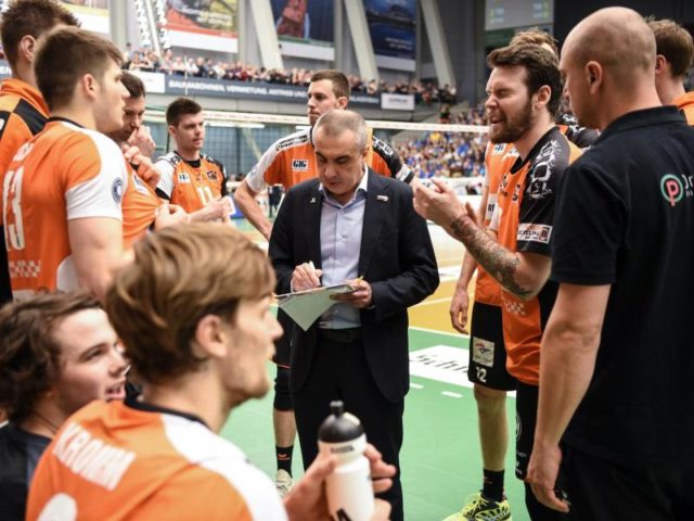 Trainer Roberto Serniotti (M) hat die Berlin Volleys erneut zur Meisterschaft geführt. Foto: Felix Kästle/dpa