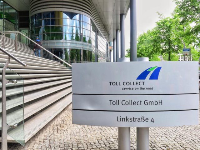 Die Unternehmenszentrale von Toll Collect in Berlin bekam Besuch von der Polizei. Foto: Soeren Stache/dpa