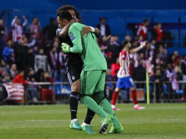 Marcello und Torwart Keylor Navas feiern den Einzug ins Finale der Champions League. Foto: Enrique de la Fuente/dpa