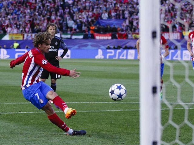 Antoine Griezmann trift per Strafstoß für Atlético. Foto: Enrique de la Fuente/dpa