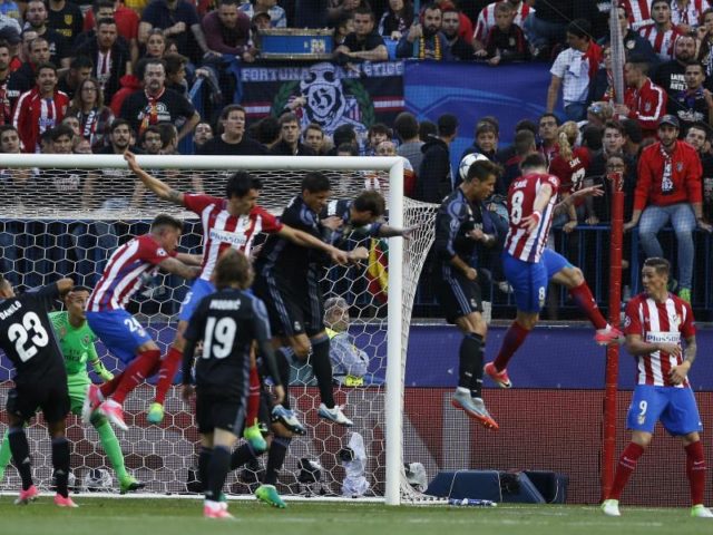 Atlético Saúl Ñíguez (2.v.r) erzielt per Kopf das 1:0. Foto: Francisco Seco/dpa