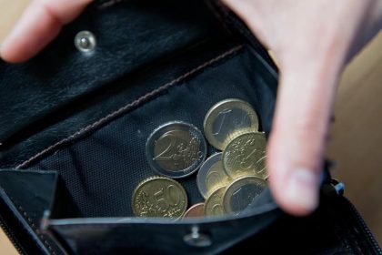 Ehrlicher Finder gibt Geldbörse mit über 800 Euro bei Polizei ab