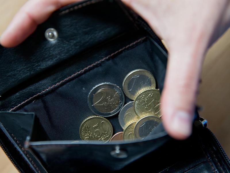 Ehrlicher Finder gibt Geldbörse mit über 800 Euro bei Polizei ab