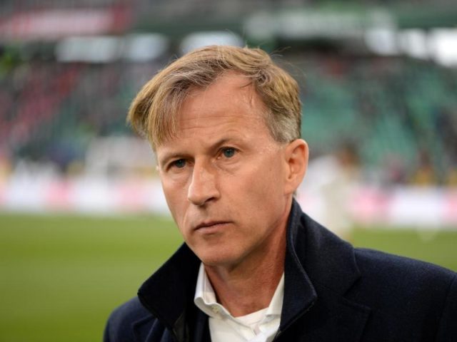 Wolfsburgs Trainer Andries Jonker hat gar nicht so schlechte Karten. Foto: Swen Pförtner/dpa