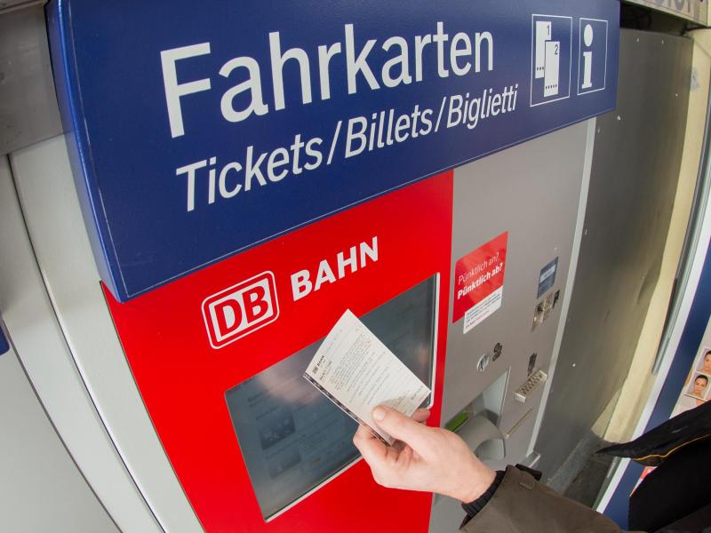 Bahnchef kündigt Ende der Fahrkarte an – Zug erkennt über Handy, dass Passagier da ist und rechnet automatisch ab