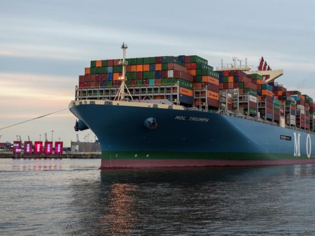 Mit 400 Metern Länge gehört die «MOL Triumph» zu den größten Schiffen weltweit. Foto: Axel Heimken/dpa