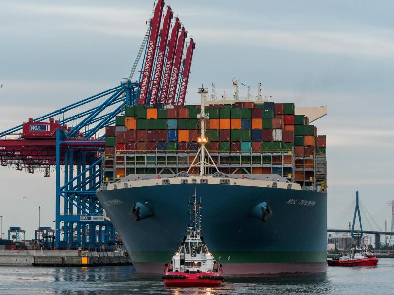 Riesenfrachter „MOL Triumph“ hat im Hamburger Hafen angelegt + Fotos