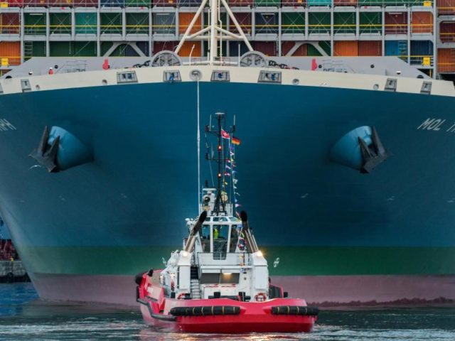 Das Containerschiff ist eines der größten der Welt. Foto: Axel Heimken/dpa