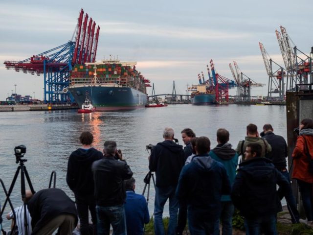 Zahlreiche Schaulustige sind gekommen, um das riesige Schiff zu sehen. Foto: Axel Heimken/dpa