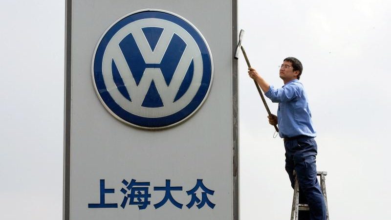 „Handelsblatt“: Neue Zwangsarbeitsvorwürfe gegen Volkswagen in China