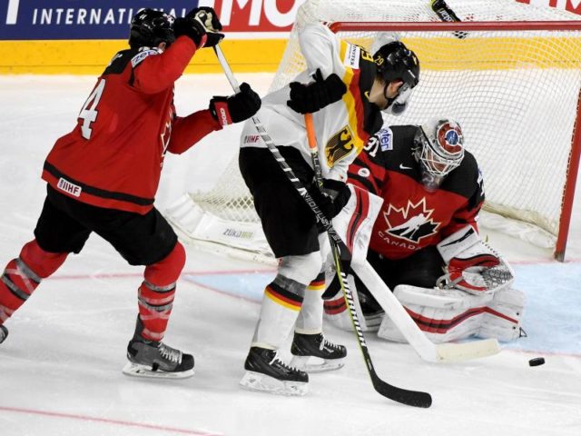 Leon Draisaitl (M) scheitert an Kanadas Goalie Calvin Pickard (r). Foto: Monika Skolimowska/dpa