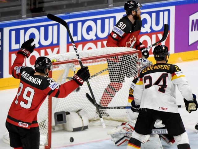 Die Kanadier haben mit dem Treffer von Nate MacKinnon (l) das Tor zur 1:0-Führung gegen Deutschland erzielt. Foto: Monika Skolimowska/dpa
