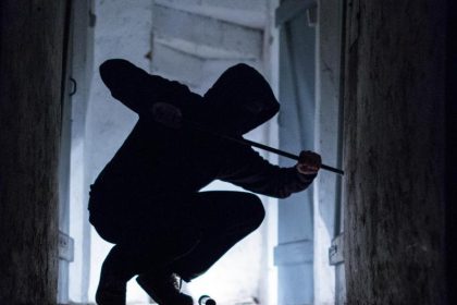 Einbrecher verliert Gebiss und wird identifiziert