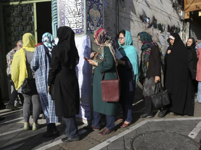 Iranische Frauen vor einem Wahllokal in Teheran. Foto: Vahid Salemi/dpa