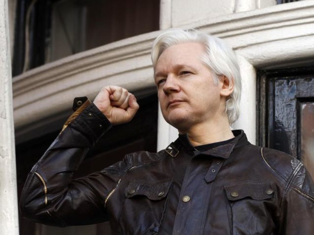 Wikileaks-Gründer Julian Assange auf dem Balkon der Botschaft von Ecuador in London. Foto: Frank Augstein/dpa