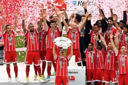 Lahm nimmt zum letzten Mal die Meisterschale in Empfang