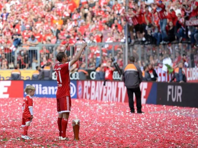 Lahm ließ sich minutenlang von seinen Fans feiern. Foto: Angelika Warmuth/dpa
