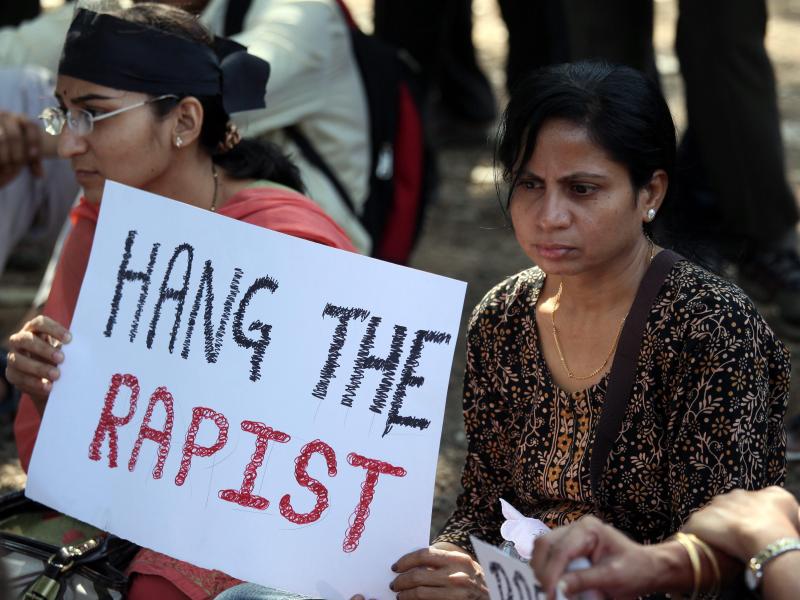 Frau in Indien schneidet Peiniger den Penis ab