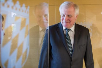Flüchtlinge in Bayern: Seehofer will Pfarrer beim Kirchenasyl unterstützen