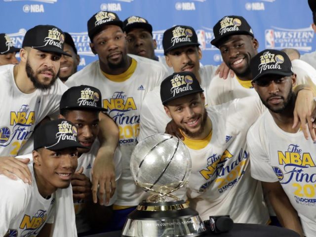 Die Golden State Warriors feiern den NBA-Finaleinzug mit der Trophäe für den Sieg in der Western Conference. Foto: Eric Gay/dpa