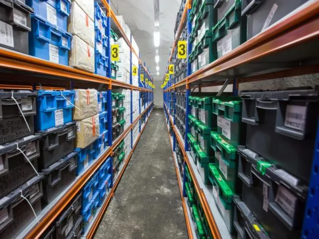 Regale mit Kunststoffboxen, in denen wasserdicht in Aluminiumbeuteln verpackt immer vierhundert Beutel mit Pflanzensamen lagern. Foto: Jens Büttner/dpa