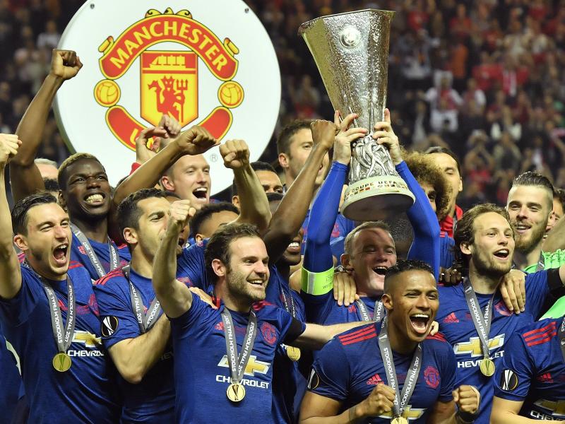 Manchester-Stars widmen den Pokal den Terroropfern