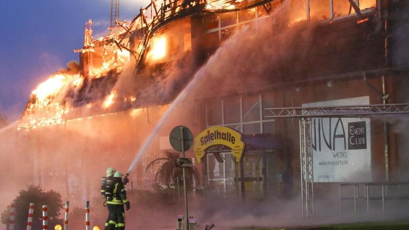 Feuerwehr rückt nach Großfeuer in Wedel ein zweites Mal an