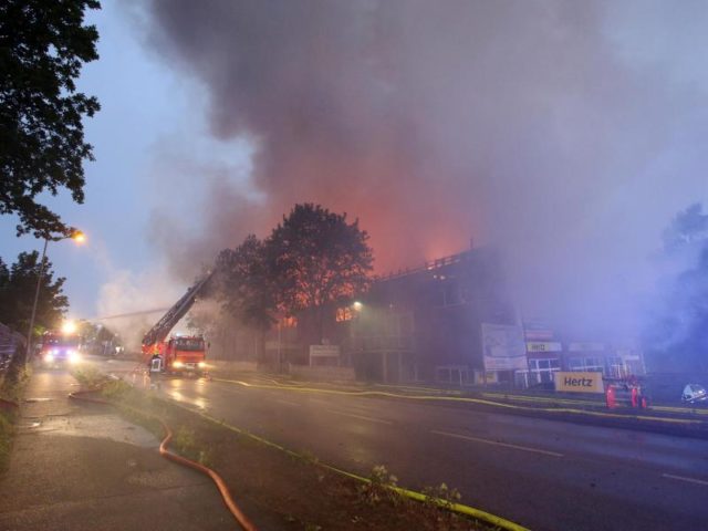 Das Feuer war in einem Gewerbegebiet unweit von Hamburg ausgebrochen. Foto: Bodo Marks/dpa