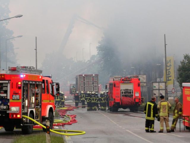 Insgesamt waren bei dem Feuer 180 Feuerwehrleute und Helfer im Einsatz. Foto: Bodo Marks/dpa