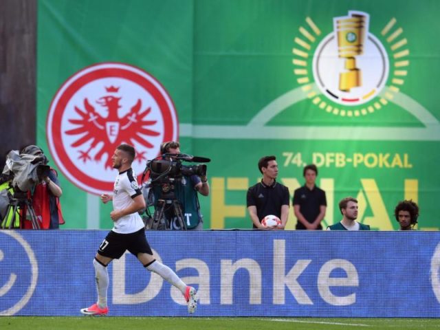 Frankfurts Ante Rebic jubelt über seinen Treffer zum 1:1. Foto: Arne Dedert/dpa