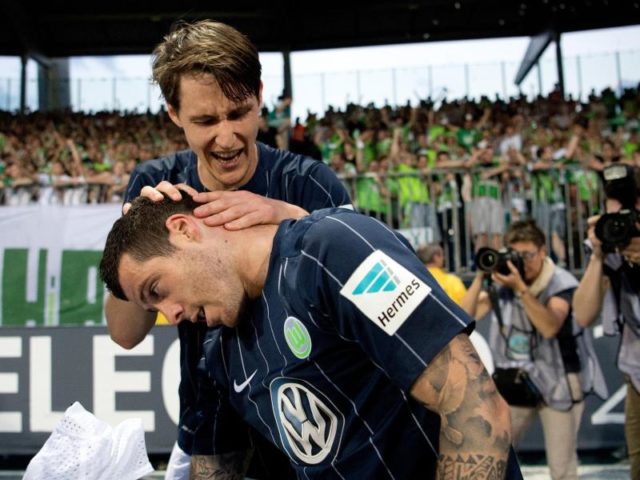Wolfsburgs Vieirinha feiert seinen Treffer mit Teamkollege Philipp Wollscheid. Foto: Julian Stratenschulte/dpa