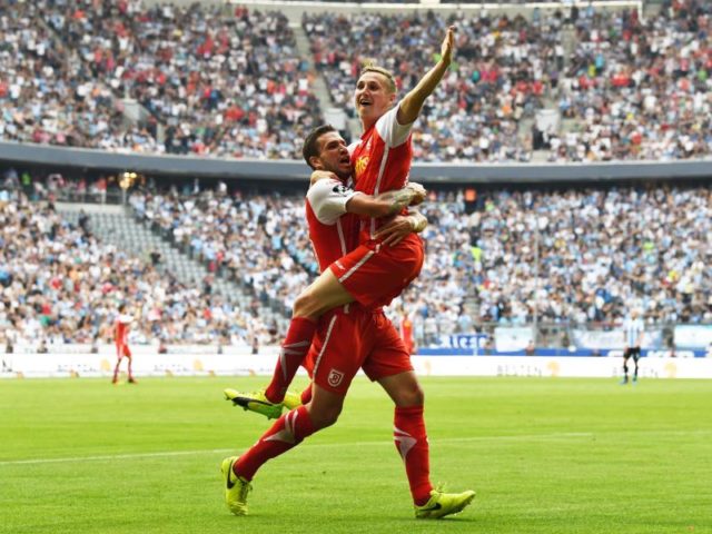 Regensburgs Marco Güttner (l) und Torschütze Marc Lais jubeln über den Treffer zum 2:0. Foto: Peter Kneffel/dpa
