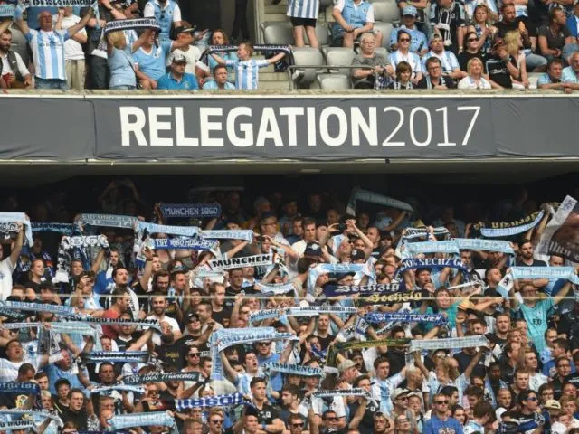 Vor dem Anpfiff waren die Fans von 1860 München noch optimistisch. Foto: Andreas Gebert/dpa