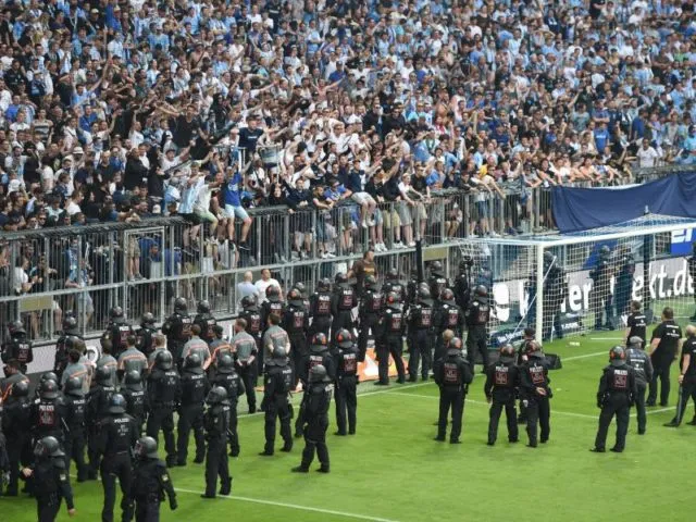 Wegen randalierender 1860-Fans muste das Spiel zwischenzeitlich unterbrochen werden. Foto: Andreas Gebert/dpa