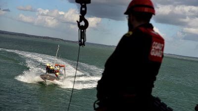 Rückzug von NGOs im Mittelmeer: Einsatz weiterer EU-Schiffe möglich