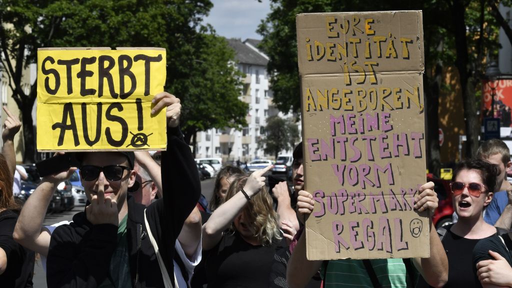 Berlin: „Identitäre“ Demo für Tradition und kulturelle Identität abgebrochen – Polizei versagt kläglich gegen linke Blockierer