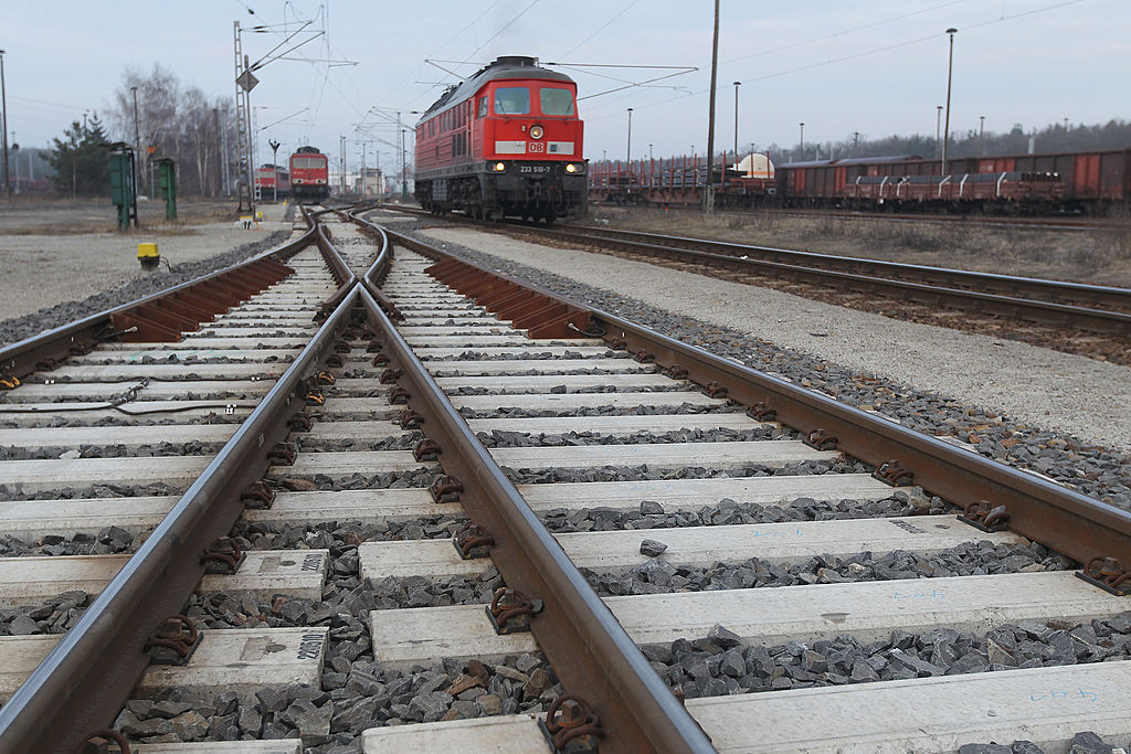 Abgesenkte Gleise stoppen Bahnverkehr Rastatt-Karlsruhe – Notverkehr mit Bussen