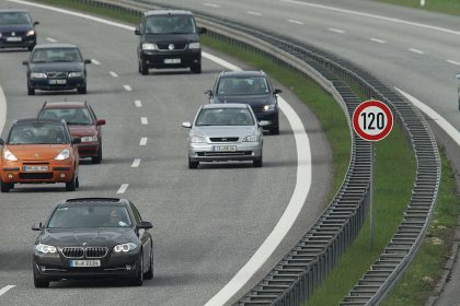 Mensch kein “reines Objekt der Technik”: Ethik-Kommission präsentiert Leitlinien für autonomes und vernetztes Fahren