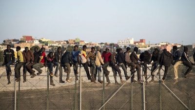 Etwa 200 Migranten versuchen Grenzzaun zu spanischer Exklave Ceuta zu überwinden