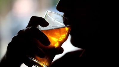 Neue Studie: Schon „mäßiger“ Alkoholkonsum schadet dem Gehirn