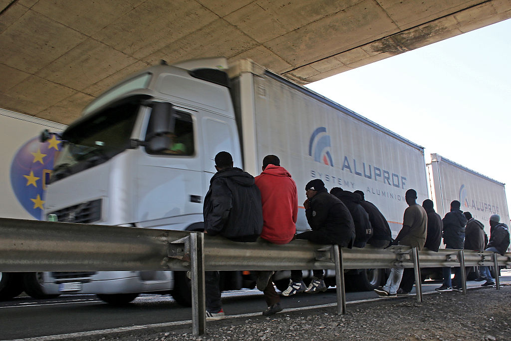 Migranten verursachen tödlichen Unfall mit Straßen-Blockade bei Calais
