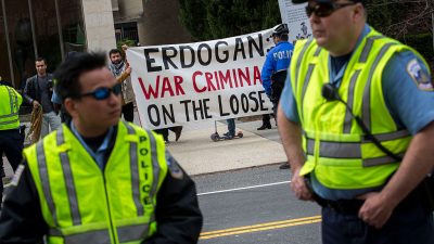 Wegen brutaler Übergriffe auf Demonstranten: USA erlassen Haftbefehle gegen zwölf Erdogan-Leibwächter