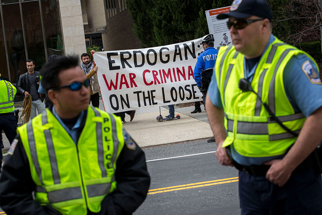 USA klagen weitere Erdogan-Leibwächter nach Prügelattacke an – 17 Bodyguards mit Haftbefehlen gesucht