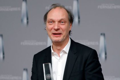“Tatort”-Schauspieler prangert “Verblödung” der Jugend durch Smartphones an