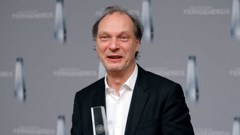 „Tatort“-Schauspieler prangert „Verblödung“ der Jugend durch Smartphones an