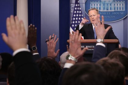 Keine Kameraaufnahmen: Weißes Haus setzt umstrittene Briefing-Praxis fort